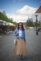 Jeans jacket and nude pleats