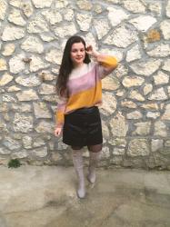 Look en pull multicolore, jupe en simili et cuissardes grises