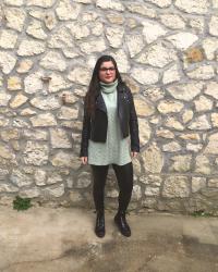 Look perfecto, pull en maille vert, legging simili et bottines à lacets