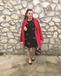 Look manteau rouge, robe Carven et ballerines Repetto