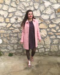 Look manteau rose, robe bleu marine et bottines roses à paillettes