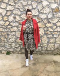 Look manteau rouge, robe léopard et baskets Adidas