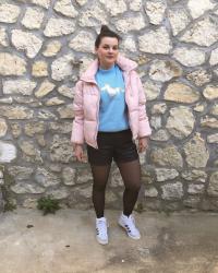 Look en doudoune rose, sweat bleu licorne, short simili et baskets Adidas