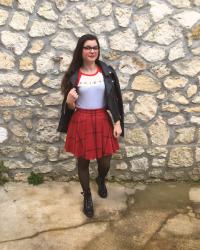 Look perfecto, top Friends, jupe écossaise et bottines à lacets