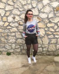 Look sweat Nasa, short simili et baskets Adidas