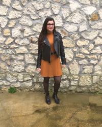 Look perfecto, robe moutarde et bottines à lacets