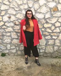 Look manteau rouge, col roulé moutarde et pantalon large