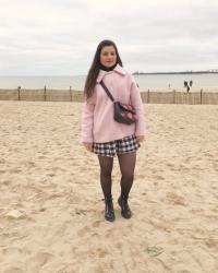 Look manteau rose, robe vichy et bottines à lacets