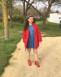 Look manteau rouge, robe denim et bottines rouges à paillettes