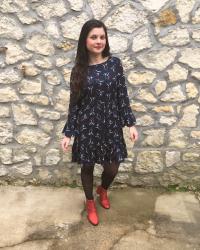 Look robe marine french cancan et bottines rouges à paillettes