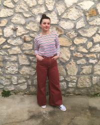 Look marinière, jean wide leg et baskets Adidas