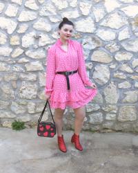 Look robe rose à cœurs rouges et bottines à paillettes