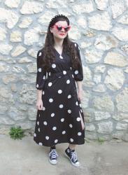 Look robe longue noire à pois et converse