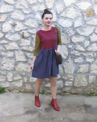 Look robe à rayures multicolore et bottines rouges à paillettes