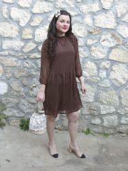 Look robe marron façon Sézane, escarpins bicolores et sac panier