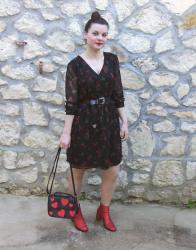 Look robe noire à fleurs rouges et bottines rouges à paillettes