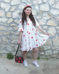 Look robe blanche babydoll à coeurs rouges et converse