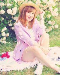 ► Lilac picnic.
