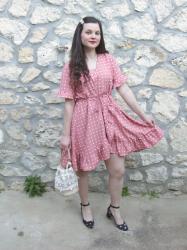 Look robe rose à pois, babies à fleurs et sac panier