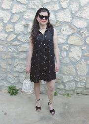 Look robe chemisier noire, serre-tête à perles et sandales compensés