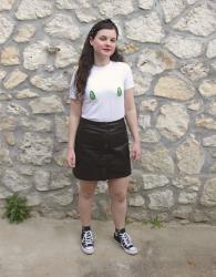 Look t-shirt avocats, jupe simili et Converse