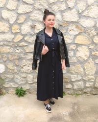 Look perfecto noir et robe longue bleu marine