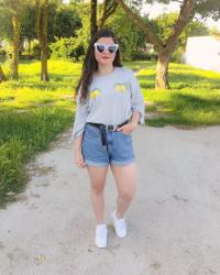 Look sweat gris à citrons, short jean mom et Nike Air Max 90