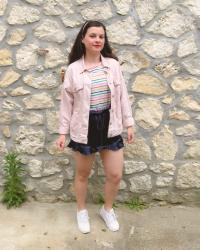 Look veste en jean, marinière multicolore et short en satin