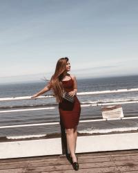 Bordowa sukienka Femme Luxe | Podróż do Saltburn-by-the-Sea, Staithes & Whitby