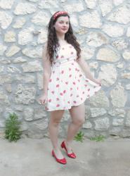 Look robe blanche à fraises et ballerines rouges