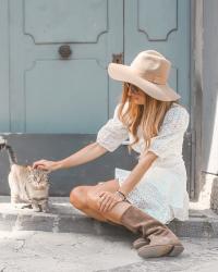 VESTIDO BLANCO CON BOTAS CAMPERAS