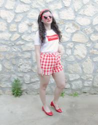 Look t-shirt blanc, short vichy et ballerines rouges