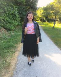 Look jupe tutu noire, t-shirt rose et perfecto