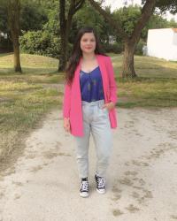 Look veste blazer fuchsia, top bleu à cactus, jean mom et Converse