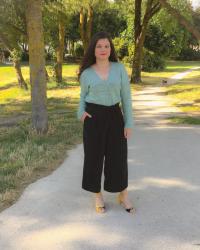 Look cardigan, pantalon large et sandales à talons jaunes