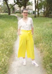 Comment porter le pantalon large jaune ?