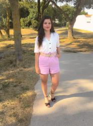 Look top blanc, short rose taille haute, ceinture raphia et sandales compensés