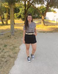 Look t-shirt léopard, ceinture raphia et short noir taille haute