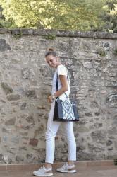 Look con pantalón blanco