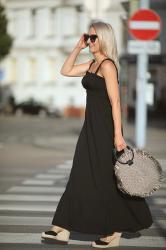 Outfit im Boho-Style: Fashiontrend mit Maxikleid, Wedges & Basttasche.