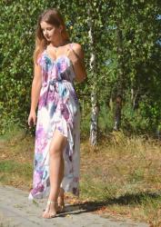 Maxi sukienka w kwiaty w letniej stylizacji. ♥