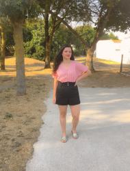 Look top à rayures, short taille haute et sandales dorées