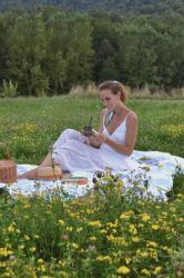 Qué llevar a un picnic – Vestido blanco y Waterdrop