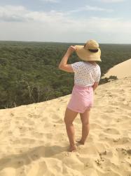 Look capeline, t-shirt à pois multicolores et short taille haute rose