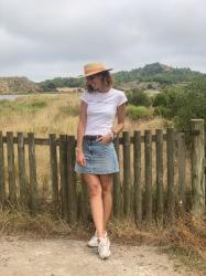 Look con falda vaquera y zapatillas blancas