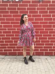 Look petite robe à fleurs et boots rock