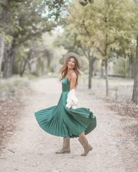 CARDIGAN Y VESTIDO DE TIRANTES CON BOTAS COWBOY