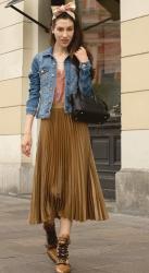 How to Style Pleated Skirts in your 20s and 30s? Check These Fashionable Pleated Skirt Outfits to See