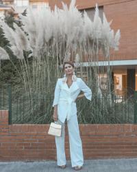 TRAJE BLANCO Y MAXI PENDIENTES