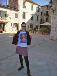 I WEAR MY PAINTINGS, STYLING A GRAPHIC TEE IN STARI GRAD 